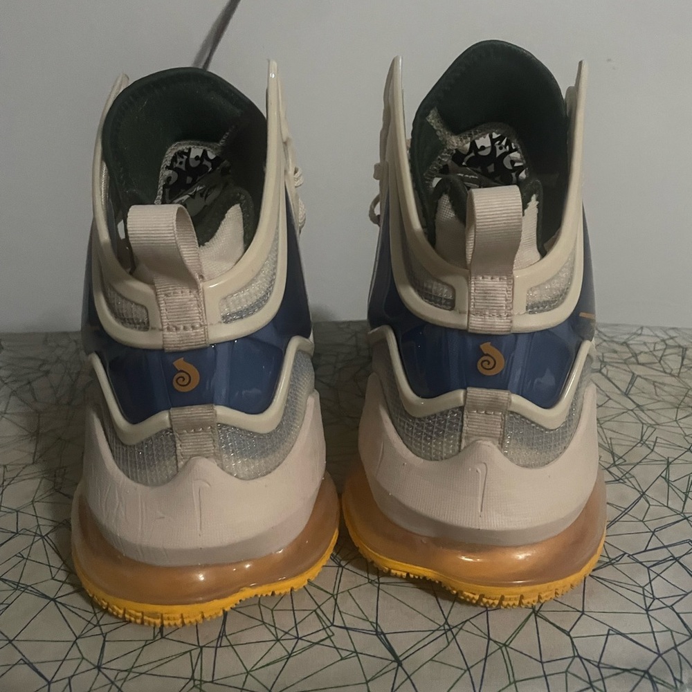 LeBron XIX - Picture 2 of 4